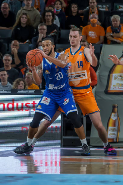 更是以一骑 更是以一骑